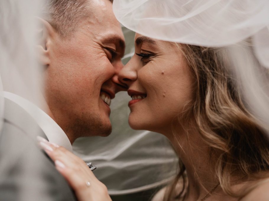 Winterhochzeit Westerwald Traumhafte Winterhochzeit, Brautpaarfoto im Schnee
