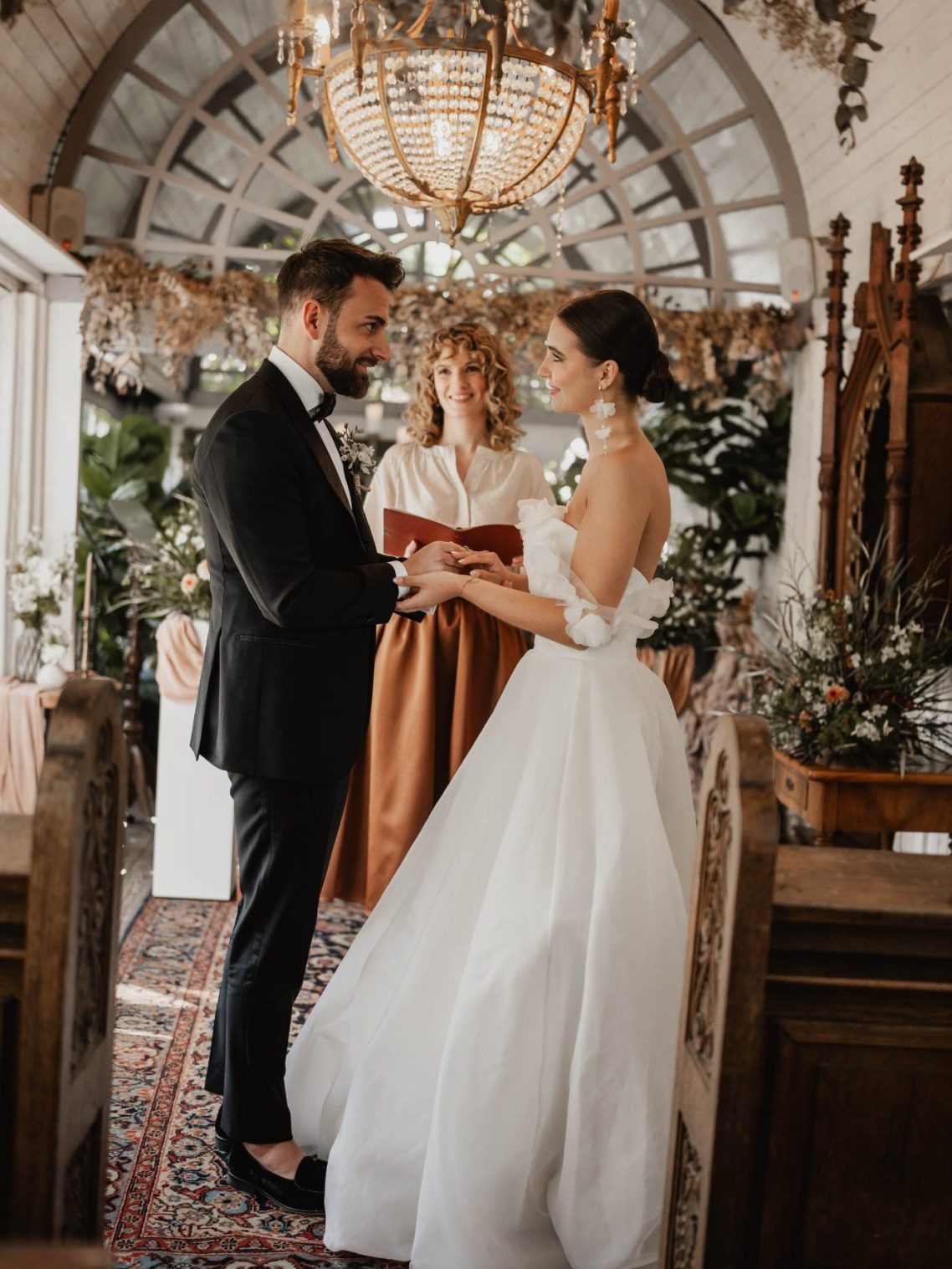 Verliebtes Paar Standesamtliche Hochzeit, Brautpaarfoto direkt am See
